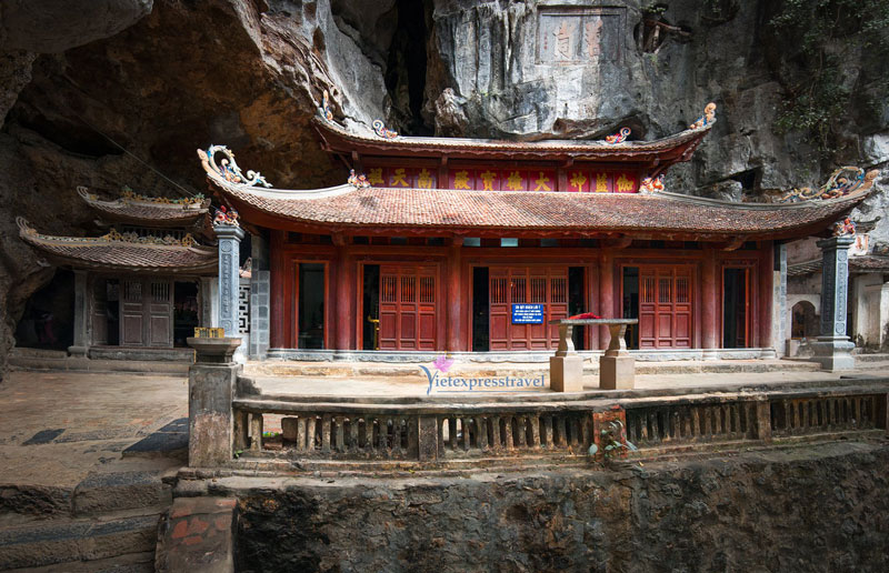 MIĐLE-PAGODA-IN-BICH-DONG-CAVE