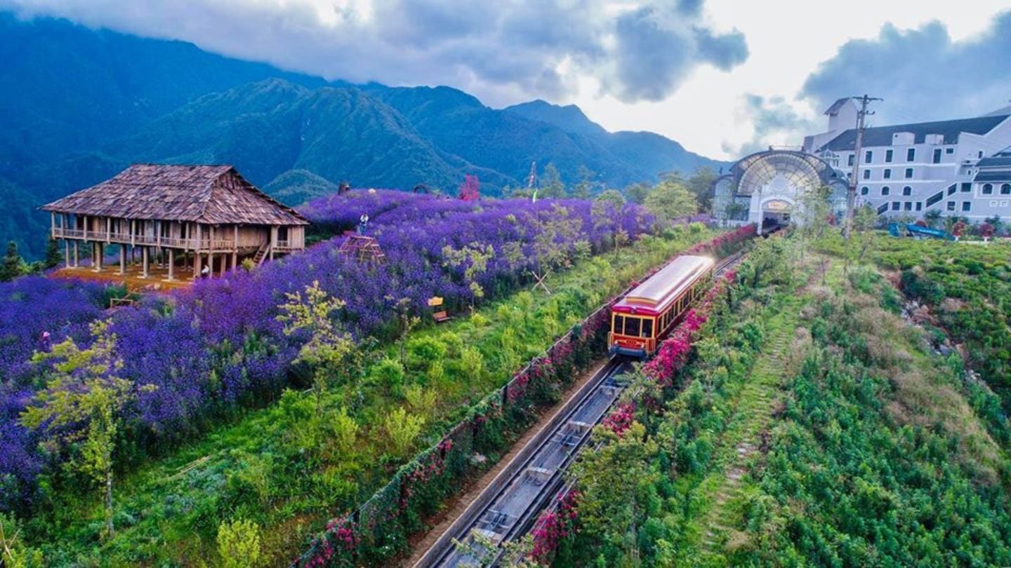 Train From Hanoi to Sapa