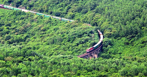 How Far Is It from Hue to Sapa 